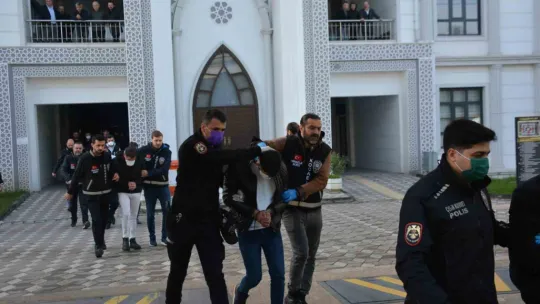 'Altın Kızlar' baltayı taşa vurdu