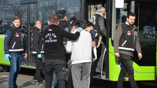 'Altın Kızlar' baltayı taşa vurdu