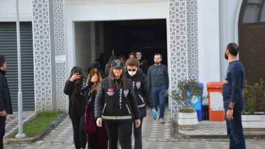 'Altın Kızlar' baltayı taşa vurdu