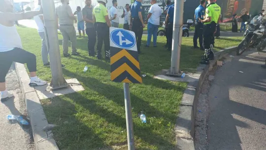 Ambulans geç geldi diye polise saldırdılar