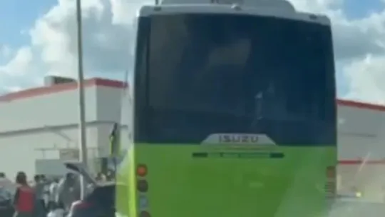 Ambulans geç geldi diye polise saldırdılar