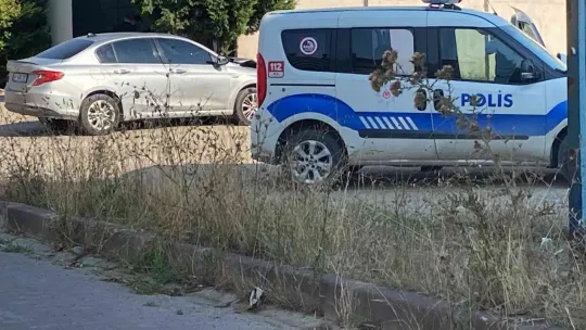 'Dur' ihtarına uymadı, polis memuruna çarpıp kaçtı