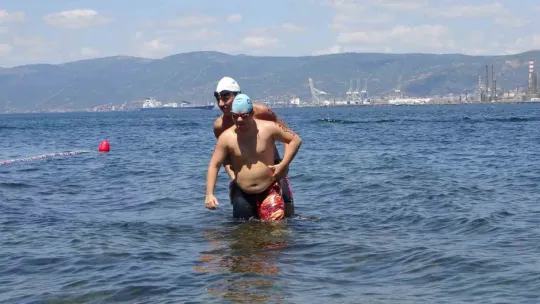 İzmit Körfezi'nde tüm engellere kulaç attılar