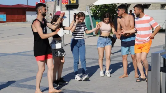 İğne atsan yere düşmez deyiminin gerçek oldu