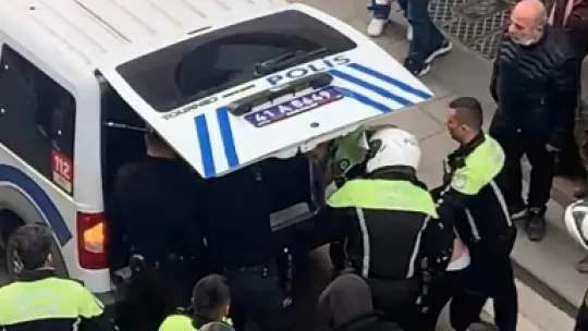 Tehdit ettiği polise tekme attı