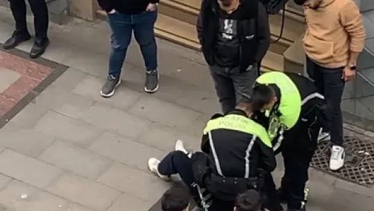 Tehdit ettiği polise tekme attı