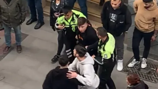 Tehdit ettiği polise tekme attı