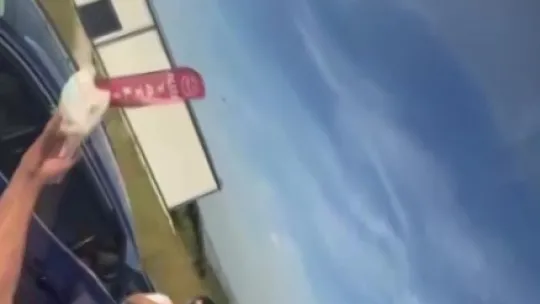 Tahliye kararını güvercinle kutladı