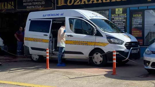 Sana aşığım diyerek kendisini taciz ettiğini iddia ettiği kadını ve kardeşini vurmuş