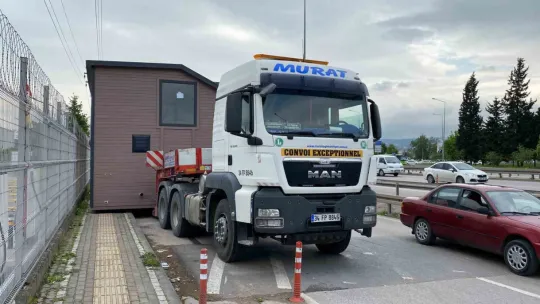 Yürüyen ev İzmit trafiğini altüst etti