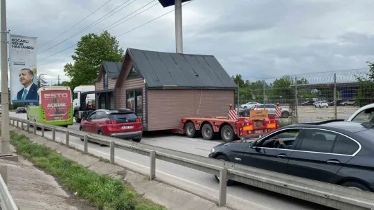 Yürüyen ev İzmit trafiğini altüst etti