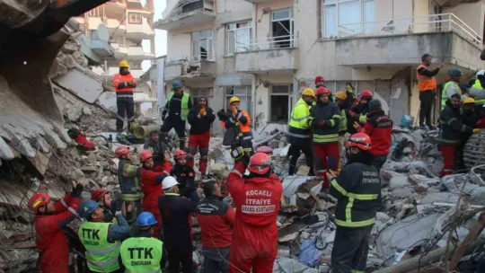 Enkazda kalmıştı, 82 cana umut oldu