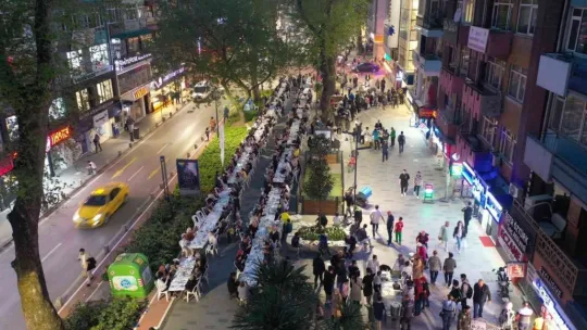 İzmit'te 3 kilometrelik iftar sofrası!