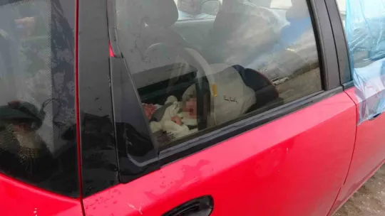 10 aylık bebek araçta mahsur kaldı, anne korku dolu gözlerle bekledi