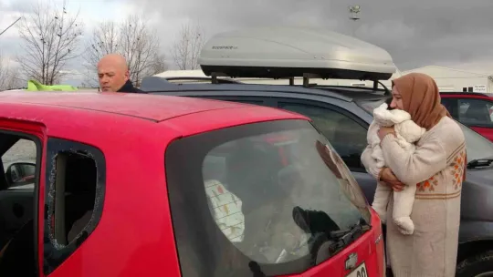 10 aylık bebek araçta mahsur kaldı, anne korku dolu gözlerle bekledi