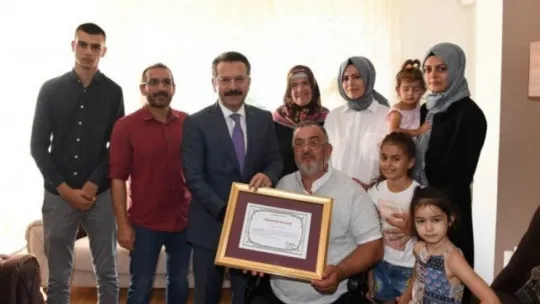 10 bin doları elinin tersiyle itti!