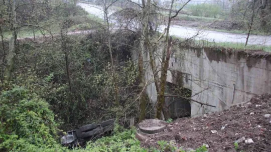 10 metre yükseklikten dereye düşen vincin operatörü güçlükle kurtarıldı
