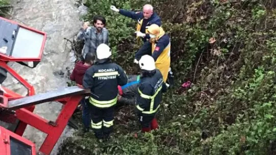 10 metre yükseklikten dereye düşen vincin operatörü güçlükle kurtarıldı