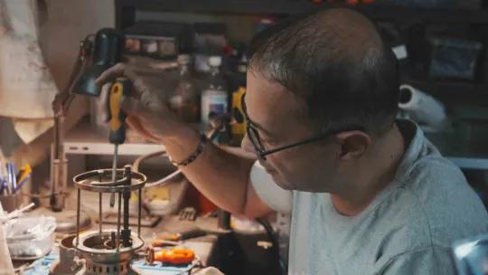 10 metrekarelik atölyesinden Türkiye'ye ulaşıyor