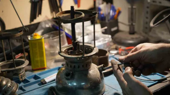 10 metrekarelik atölyesinden Türkiye'ye ulaşıyor