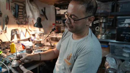 10 metrekarelik atölyesinden Türkiye'ye ulaşıyor