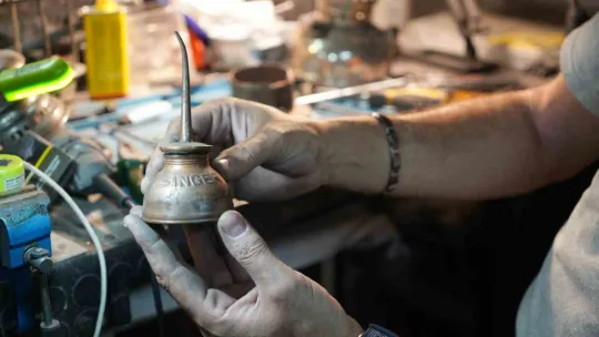 10 metrekarelik atölyesinden Türkiye'ye ulaşıyor