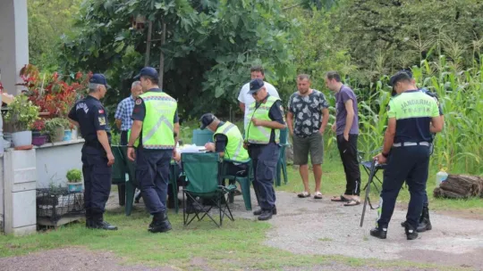 Jandarma Musa'nın vurulduğu mahalledeki tüm silahları topluyor