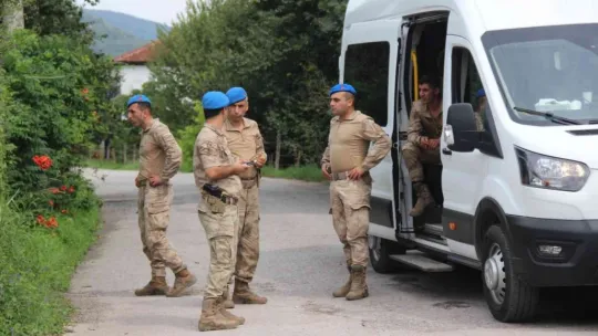 Jandarma Musa'nın vurulduğu mahalledeki tüm silahları topluyor