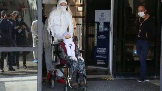 101 yaşındaki kadın 5 günlük tedavi ile korona virüsü yendi