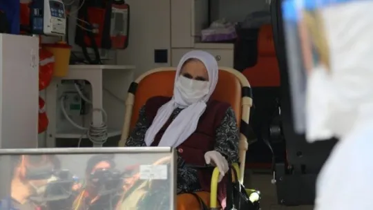 101 yaşındaki kadın 5 günlük tedavi ile korona virüsü yendi