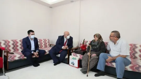 106 yaşındaki Şaziment teyzeye Anneler Günü sürprizi!