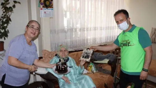 106 yaşındaki Şaziment teyzeye Anneler Günü sürprizi!