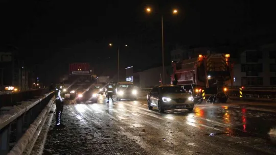 13 aracın karıştığı trafik kazasında yol, 1 saat sonra trafiğe açıldı