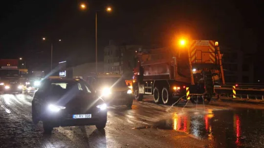 13 aracın karıştığı trafik kazasında yol, 1 saat sonra trafiğe açıldı