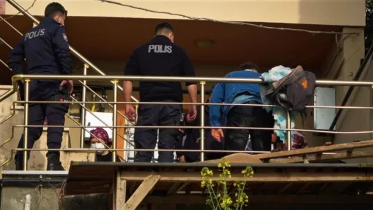 14 yaşındaki çocuk merdivenlerden düşerek yaralandı