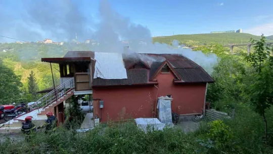 15 ay önce evlendiği kocasının evini yakıp yangını izledi