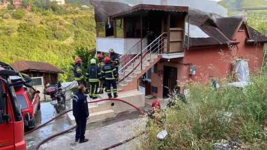 15 ay önce evlendiği kocasının evini yakıp yangını izledi