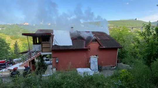 15 ay önce evlendiği kocasının evini yakıp yangını izledi