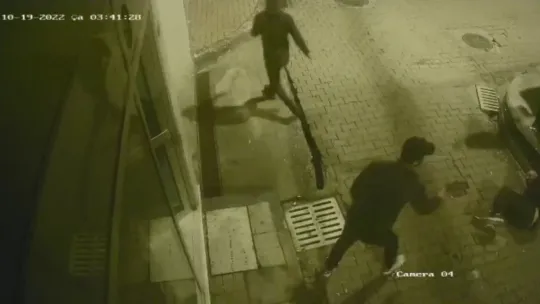 Mermisi bitince silahın kabzasıyla vurmaya başlamış