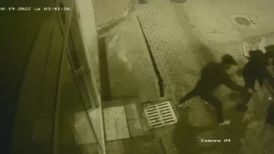 Mermisi bitince silahın kabzasıyla vurmaya başlamış