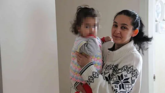 Yaramaz çocuk, annesini balkona kilitledi!