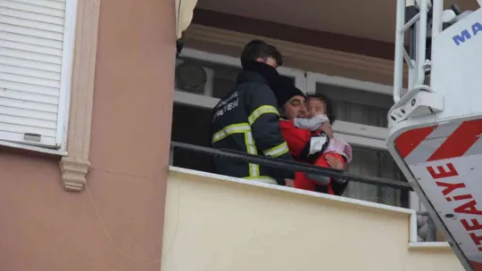 Yaramaz çocuk, annesini balkona kilitledi!