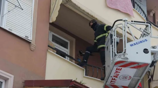 Yaramaz çocuk, annesini balkona kilitledi!