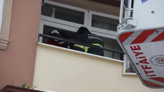 Yaramaz çocuk, annesini balkona kilitledi!