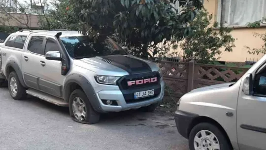 Kocaeli'de 16 aracın lastiğini kestiler!