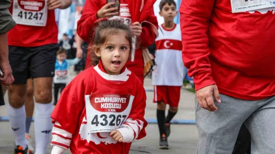 16 ülkeden sporcu Kocaeli'de Cumhuriyet için koştu