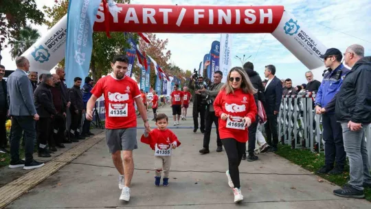 16 ülkeden sporcu Kocaeli'de Cumhuriyet için koştu