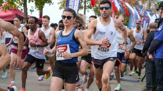 16 ülkeden sporcu Kocaeli'de Cumhuriyet için koştu