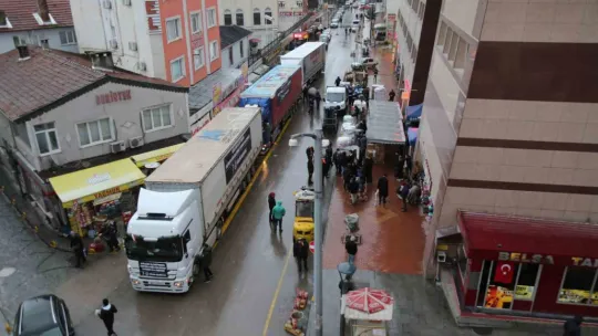 Gölcüklüler depremzedelere yardım elini uzattı