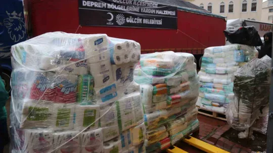 Gölcüklüler depremzedelere yardım elini uzattı